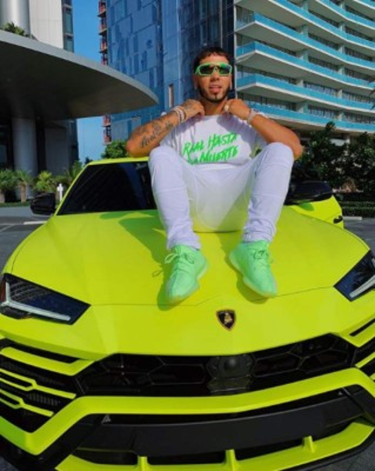 Anuel presume sus lujos a través de su Instagram.