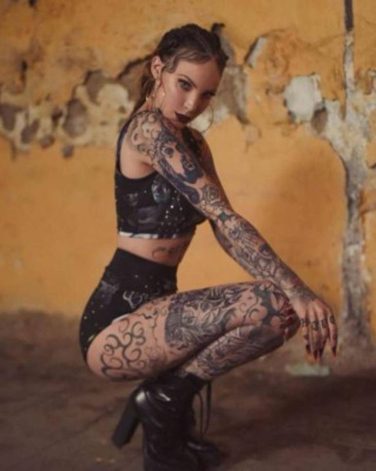 El tema 'Amor a primera vista' es la primera colaboración que tiene con Los Ángeles Azules, y cuya letra fue escrita en conjunto por la intérprete, junto con el autor regional mexicano Horacio Palencia y el músico cubano Descemer Bueno. <br/>