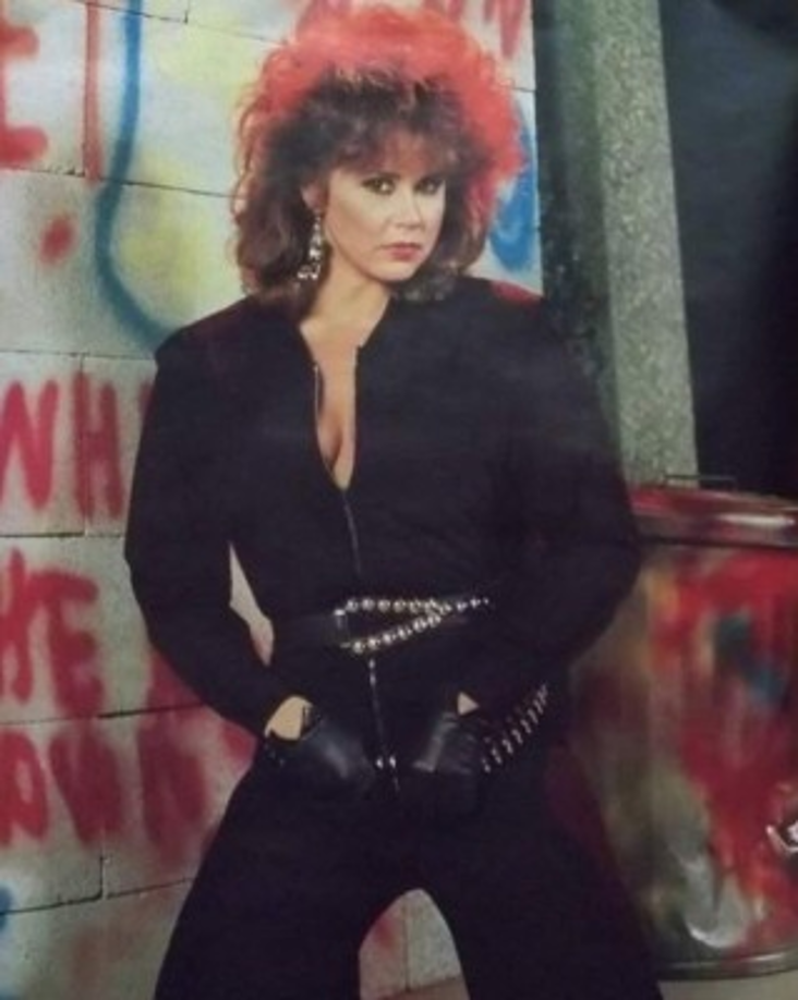 Con 18 años, fue arrestada por posesión y distribución de cocaína y anfetamina.<br/><br/>Recibió una condena de libertad condicional por tres años y la obligación de aparecer en anuncios de servicio público contra las drogas y seguir un programa de rehabilitación durante nueve meses. <br/><br/>Tras este penoso episodio, Blair mantuvo a raya sus problemas de adicción, pero su presencia ya no era grata en la meca del cine. Sufrió depresión y tuvo que ser internada en un hospital psiquiátrico por problemas de salud mental.