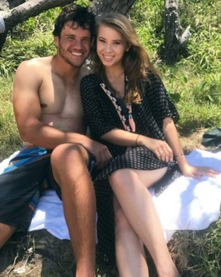Bindi Irwin quiere terminar rápido su carrera de Turismo y Empresas para dedicarse de lleno a su trabajo en el Zoológico de Australia. La jovencita se la pasa súper bien con su novio.<br/>