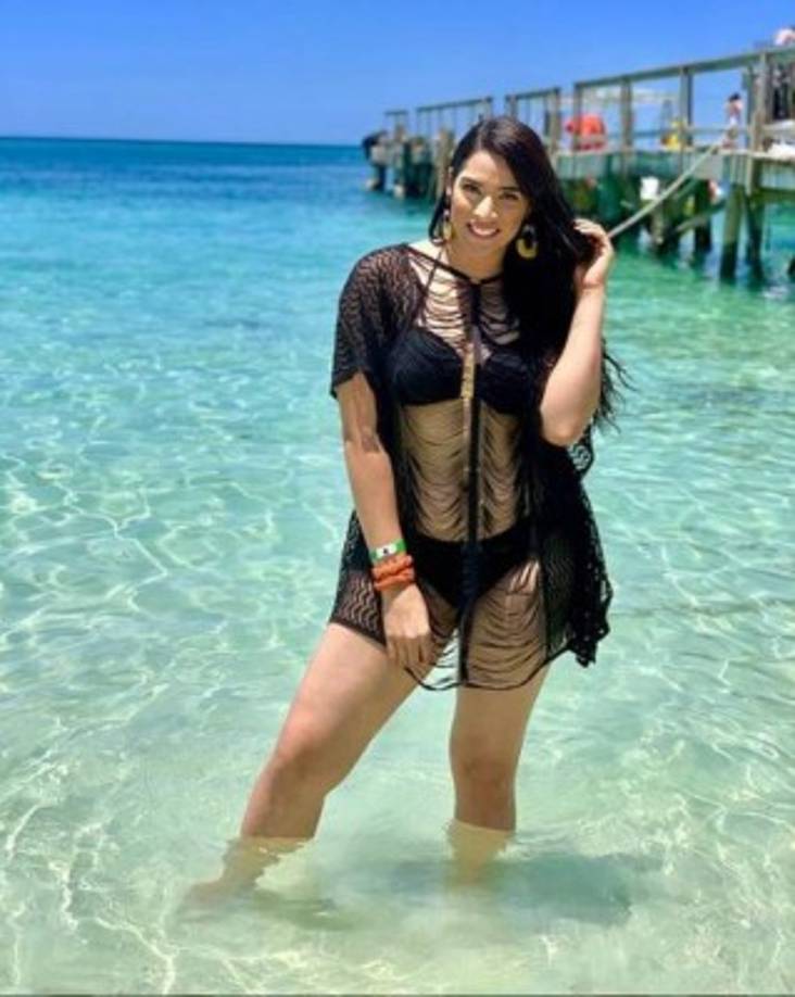 Carolina Lanza es una mamá moderna que además de cuidar a su pequeño hijo también no descuida su apariencia.