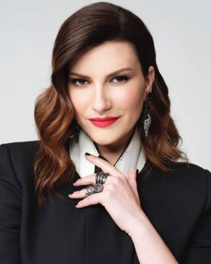 En Italia, cantantes y personas influyentes solicitan a la sociedad que se queden en casa, a petición del gobierno italiano para evitar más contagios. <br/><br/>La cantante Laura Pausini explica en su red social 'Chicos no hay que entrar en pánico, pero es importante entender que la situación en muy seria. Muchos se tomaron esta historia como vacaciones, pero no es así. Lean, jueguen, piensen, escriban, escuchen música... quédense en casa como yo'. <br/>