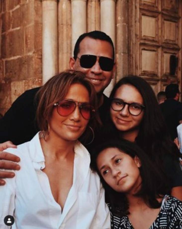 Aunque la vida amorosa de la también actriz no siempre le ha sonreído como ella quisiera es evidente que en este momento se encuentra más plena que nunca, pues en Alex ha encontrado una persona que entiende perfectamente su trabajo y la apoya.