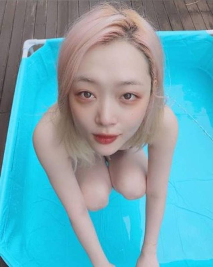 Sulli fue víctima de campañas de odio recientes por aparecer en varias fotografías sin usar sujetador.