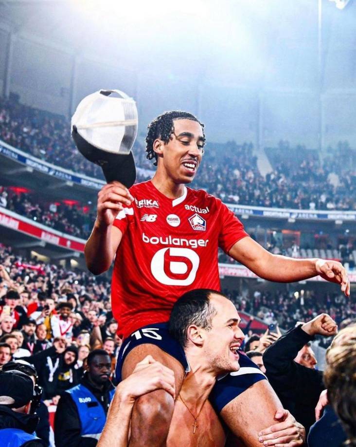 Según Fabrizio Romano, el futuro de Leny Yoro, sigue dependiendo de su decisión tras la propuesta formal del Manchester United aceptada por el Lille. El Real Madrid y United parecen ser los principales competidores para hacerse con Yoro.