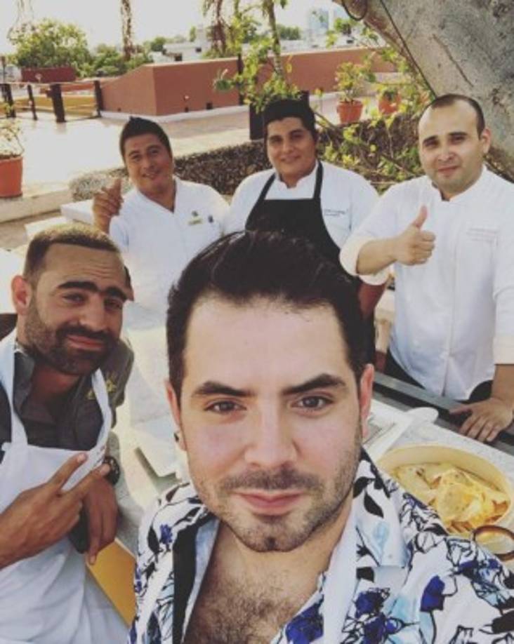 'Esos mismos amigos que han visto a José Eduardo dándose amor con hombres, también me platicaron que entre él y Bárbara hubo un contrato de por medio y por eso duraron tanto tiempo juntos, porque ella salía ganando algo; ¿o cómo crees que ella se ha mantenido todos estos años en la CDMX, que es carísima?”, agregó la mujer.<br/>