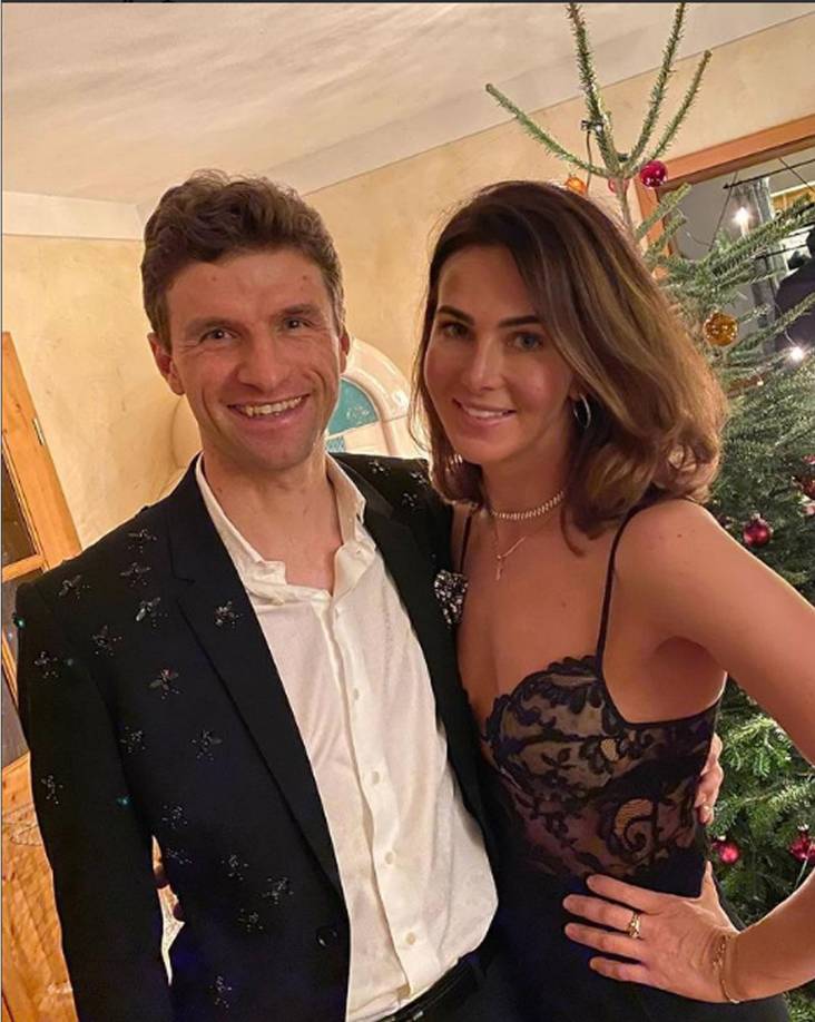 Thomas Müller y su esposa Lisa, felices en esta temporada de Navidad.