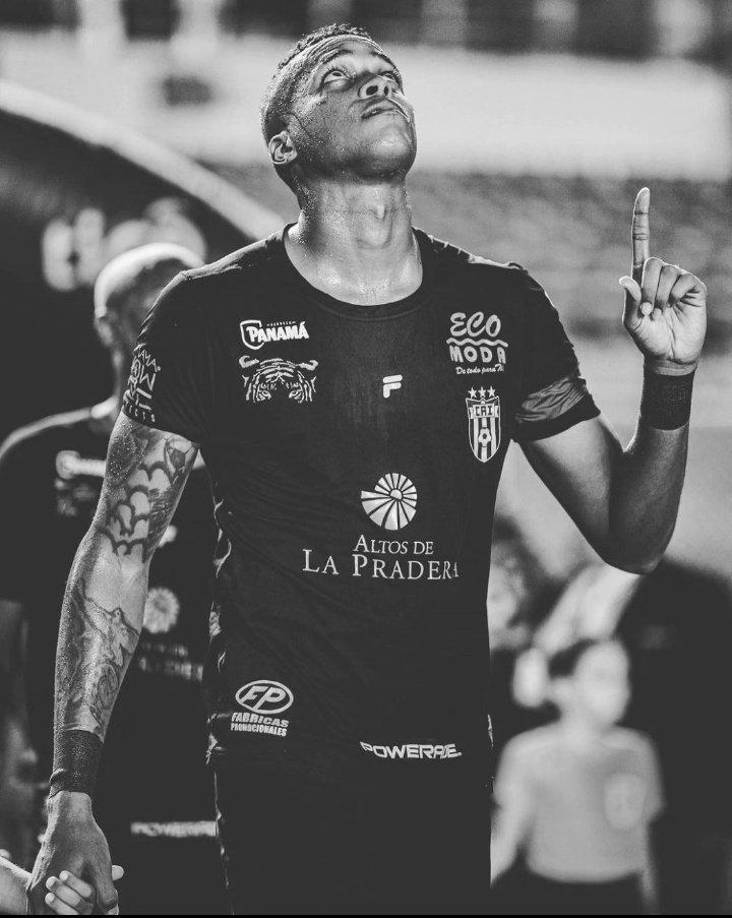 “Nos unimos al dolor de sus hijos, familia y amigos. Vuela alto líder y bicampeón”, destacó el CAI en su mensaje de pésame.