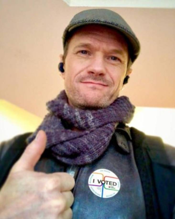 Neil Patrick Harris escribió en Instagram: 'Estoy orgulloso de estar en un país donde los votos de la gente son importantes. He hecho mi parte, ¿ustedes..? #vota'.<br/>