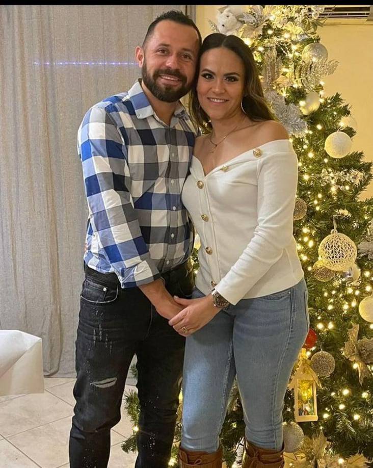 El volante hondureño Alfredo Mejía junto a su adorada esposa.