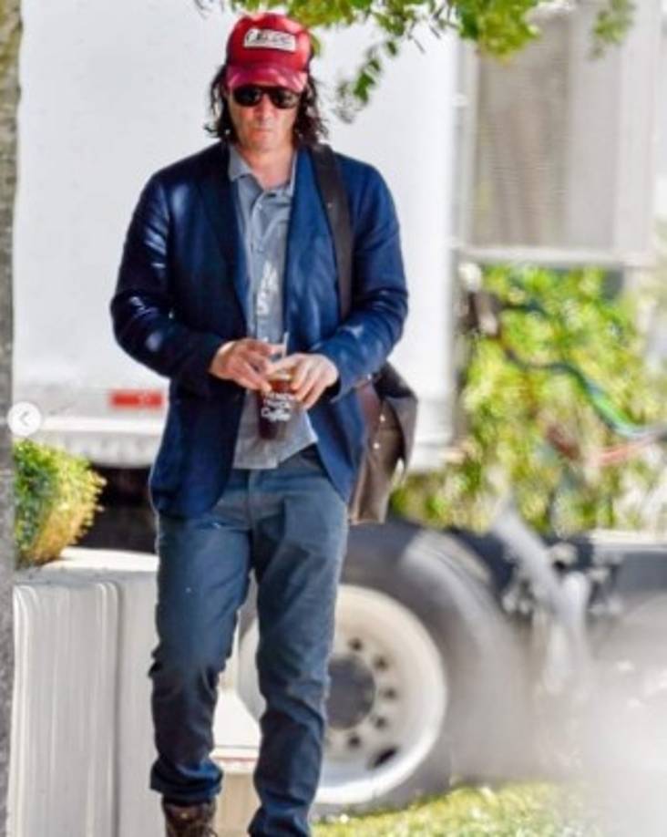 Pero, posteriormente se casó con un peluquero llamado Jack Bond. El matrimonio terminó en 1994. Los abuelos y las niñeras cuidaban de él y sus hermanas, y Reeves creció principalmente en el vecindario de Yorkville en Toronto.