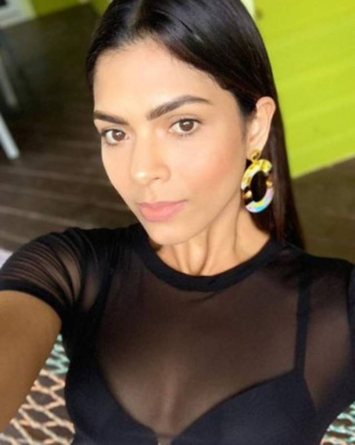 Se considera una mujer humilde, trabajadora y sencilla. Uno de sus principales sueños en la vida es tener su propio negocio.