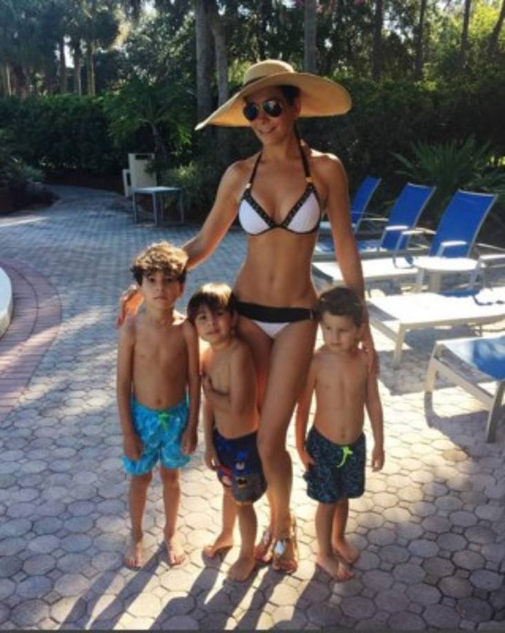 Manterola vive su mejor momento, está felizmente casada y tiene tres bellos niños. Actualmente reside en Estados Unidos.