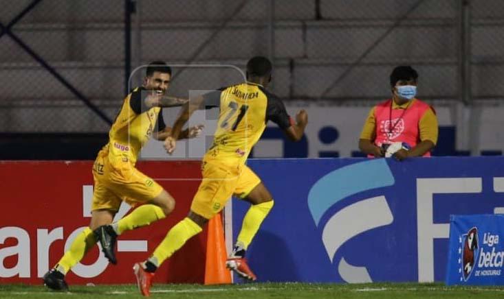 Ramiro Rocca celebró a lo grande el gol que le dio la victoria a la máquina.