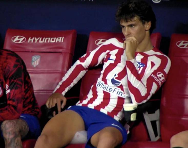 Pocos minutos después, Joao Félix regresó al banquillo con una bolsa de hielo en su pierna derecha.