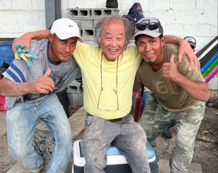 El pasado viernes, Yuichiro y su esposa Aio viajaron a Honduras para acompañar a su hijo en la inauguración del moderno módulo de aulas de dos plantas construido en la escuela José Simón Azcona de Chamelecón, para luego acompañarlo durante el primer tramo de la carrera de 250 kilómetros que Shin está realizando para recaudar fondos para su próximo proyecto. 