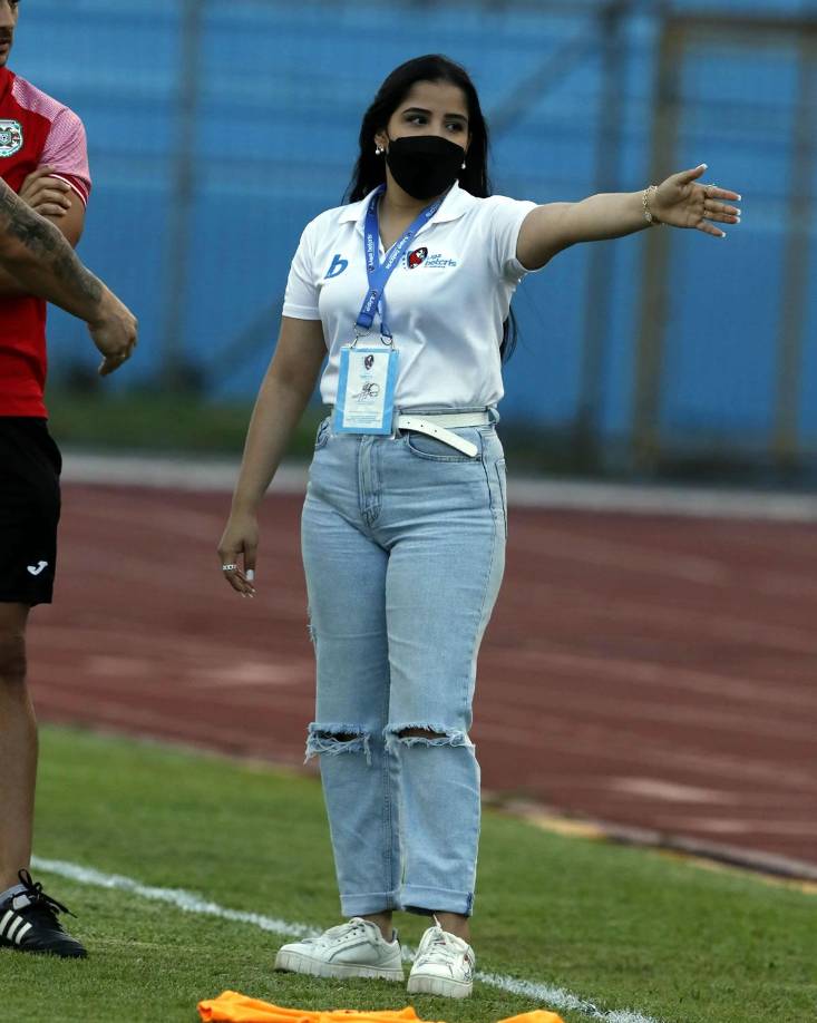 La representantes de la Liga Betcris, Karen Gissell, estuvo presente en el estadio Olímpico.