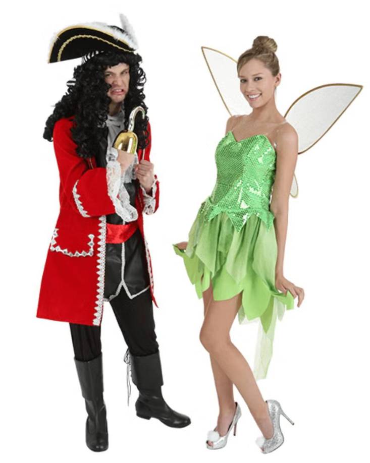 Los rivales también pueden unirse de vez en cuando. En este caso, si no quieres ser Peter Pan, puedes ser el Capitán Garfio y Campanita. Un vestido verde y alas para ella, mientras un sombrero de pirata, un cabello largo y frondoso, así como el garfio para él son opciones bastantes asequibles. 