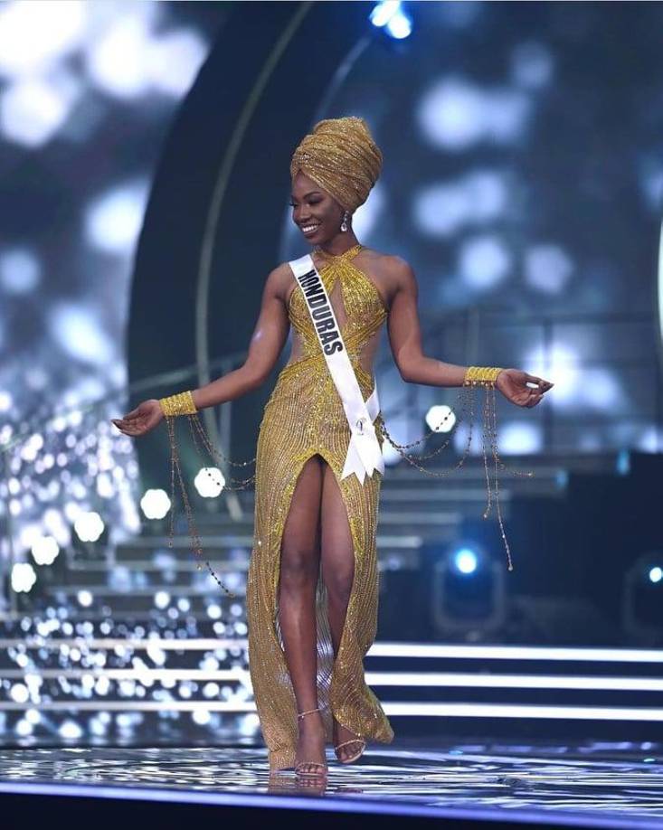 Al vestido se le unió la idea de usar turbante, un accesorio propio de la cultura afrodescendiente, que causó gran impacto positivo por ser inédito en el Miss Universo sección de traje de noche. 