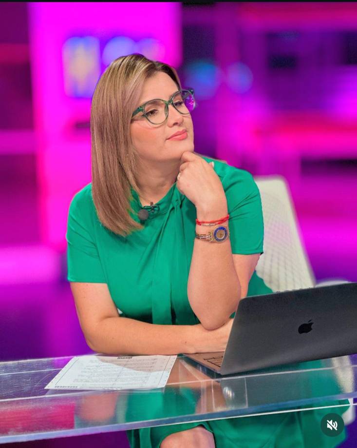 ”Empezaron a golpear el vidrio con la pistola y empiezan a decir: abran hijas de pu..., dame esa mier..., abrí con la pistola en mano”, continuó relatando la periodista. 