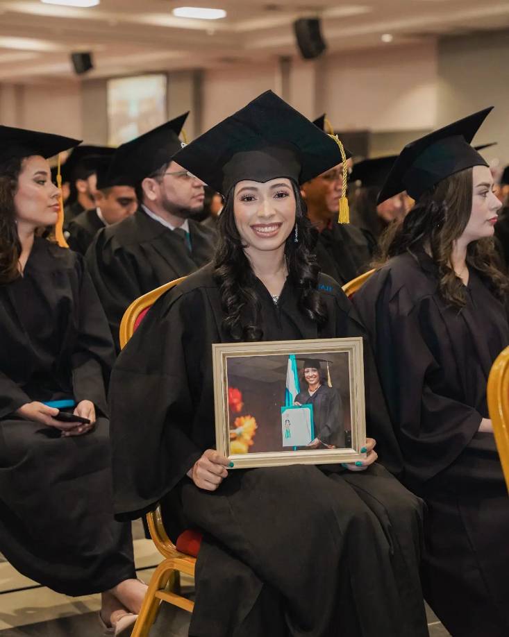 “Hoy 14 años después quise honrar la memoria de mi mamá graduándome de la misma universidad y buscando que desde el cielo este conmigo en este importante día que tantas veces hablamos, ella soñaba verme graduada de la universidad”, agrega.