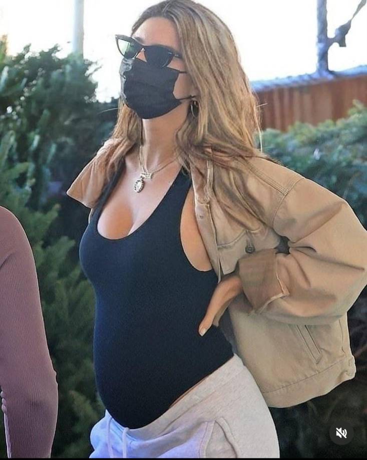 En la fotografía se muestra a una mujer muy parecida a Clara con un cubrebocas en color negro y con una notable pancita que al parecer se trata de un embarazo. Además, se mostraron otras imágenes en las que ambos aparecen tomados de la mano y ella luce estaría luciendo su vientre.