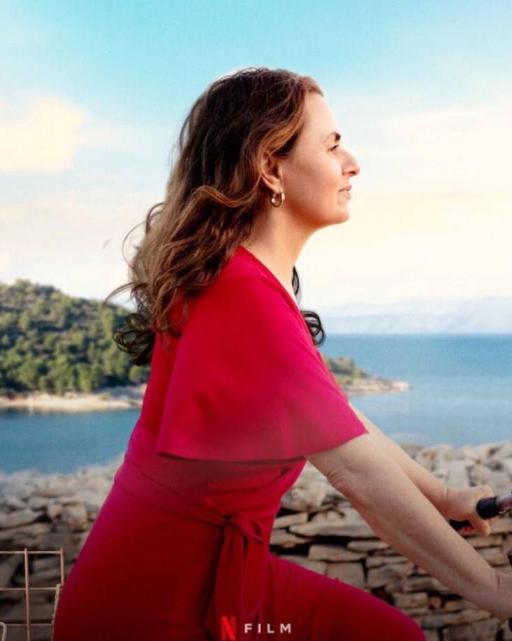 Muy lejos se estrena el 8 de marzo. La trama gira entorno a una mujer que tras heredar una casa en una isla croata, emprende un viaje imprevisto que le devuelve la fe en la vida y le abre las puertas del amor.