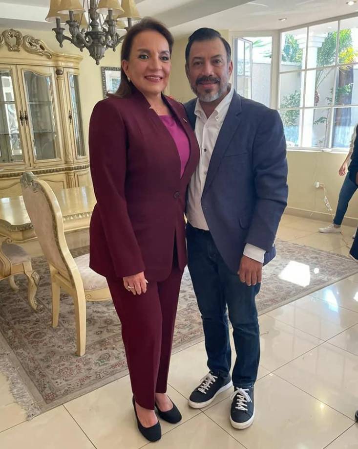 “Honor el mío! El poder vestir nuevamente a Xiomara Castro De Zelaya , pero ésta vez como la primer presidente mujer de mi país Honduras”, dijo Barrientos en sus redes sociales junto a dos imágenes con la presidenta.