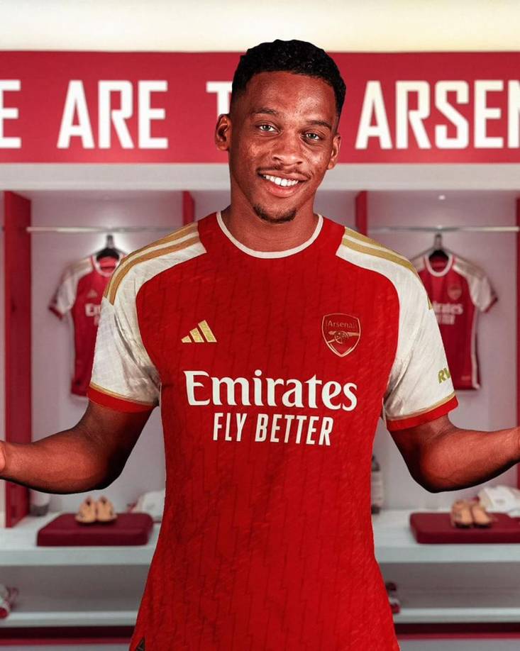 El Arsenal vuelve a sacar la chequera y refuerza su plantilla con el defensa neerlandés Jurrien Timber, quien llega procedente del Ajax a cambio de 40 millones de euros, más cinco en variables. El anuncio se hará oficial en los próximos días y el jugador firmará hasta 2028.