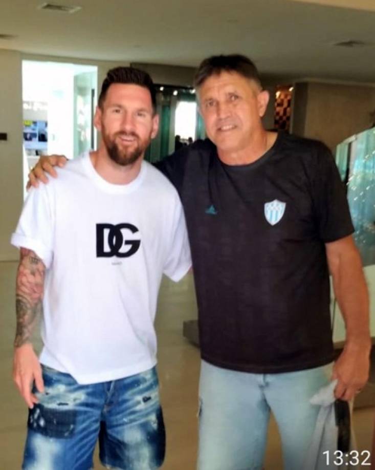 El plan de la pareja ir a Funes a recoger ropa y bebida que habían dejado en una casa alquilada. La madre no quería ir sola, les consultó a sus hijos si querían acompañarla. “Yo les había preguntado y nadie me acompañó”, recuerda en entrevista con Infobae. Su novio Tatín sí fue con ella y antes de regresar a Rosario pasaron por el country Kentucky en donde viven algunos de los amigos de su pareja. Ahí fueron recibidos por Messi.