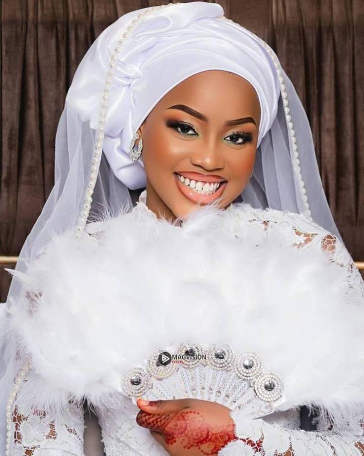 “Un informe no confirmado revela que Aisha Tamba tiene 18 años, lo que la hace 13 años más joven que su cónyuge. Sin embargo, su edad real aún no está clara. Se cree hija y su padre reveló que su hija y la estrella de Al-Nassr generalmente se comunicaban tradicionalmente mediante cartas”, aseguró el Pulse.