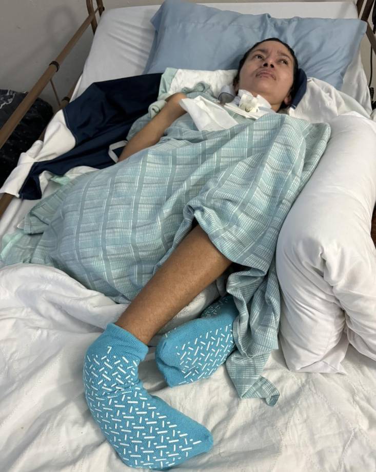 Su pareja intentó estrangularla presionándole la garganta. Esto le provocó graves daños cerebrales a Dalia Bonilla. 