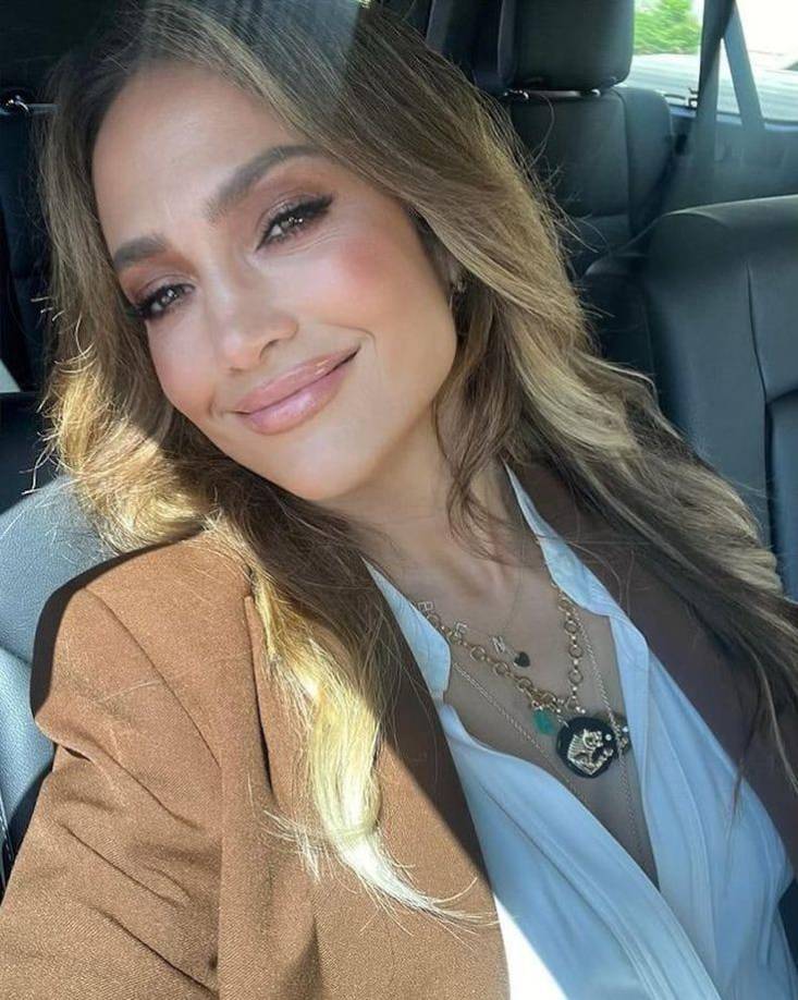 La artista es la imagen de ´Intimissimi´ desde principios del presente año. Por otra parte la marca también compartió las fotos de la cantante Jlo con la descripción, “Bonita, apasionada, poderosa, perfecta”.