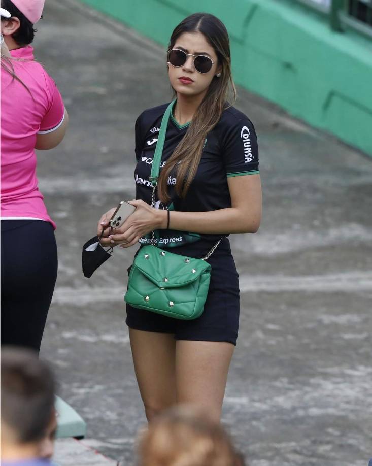 Una guapa aficionada del Marathón que asistió al estadio Yankel Rosenthal para apoyar a su equipo en el derbi sampedrano ante Real España.