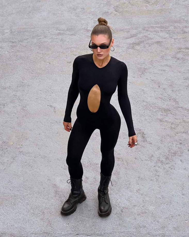 El término ‘athleisure’ se popularizó a medida que grandes marcas de lujo, como Stella McCartney en colaboración con Adidas, comenzaron a lanzar colecciones que combinaban funcionalidad y diseño de alta gama. Esta simbiosis marcó el inicio de una nueva era para la moda, en la que lo práctico y lo estiloso podían convivir.Celebridades como embajadoras del `athleisure´