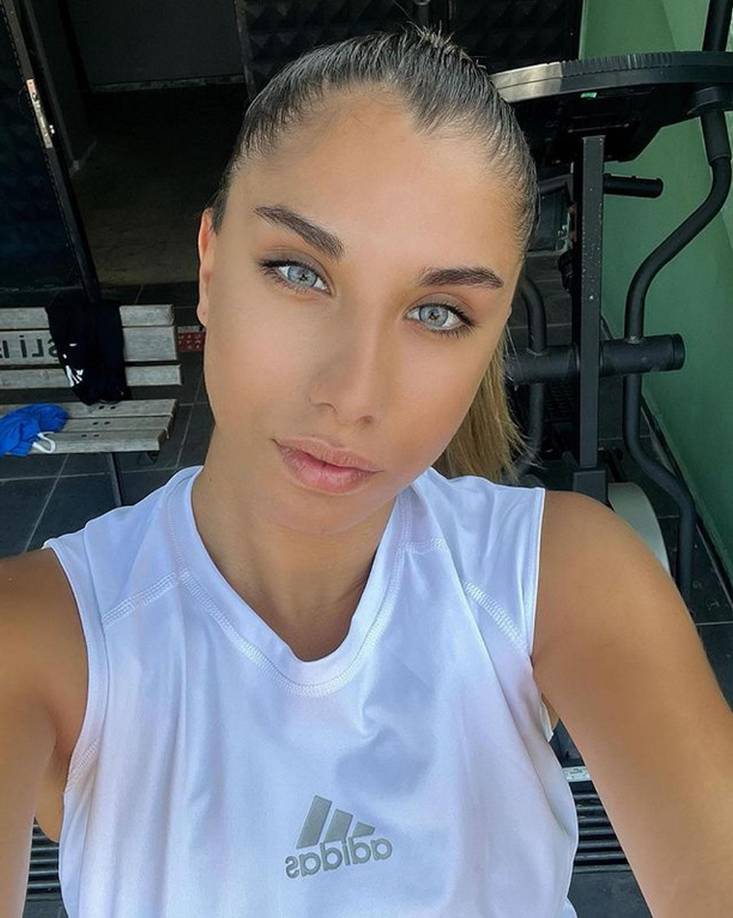 Elif Karaarslan nació el 9 de julio de 2000 en Estambul, Turquía. A sus 24 años, Karaarslan ha recorrido un camino lleno de desafíos y logros, destacándose en un campo dominado mayoritariamente por hombres.