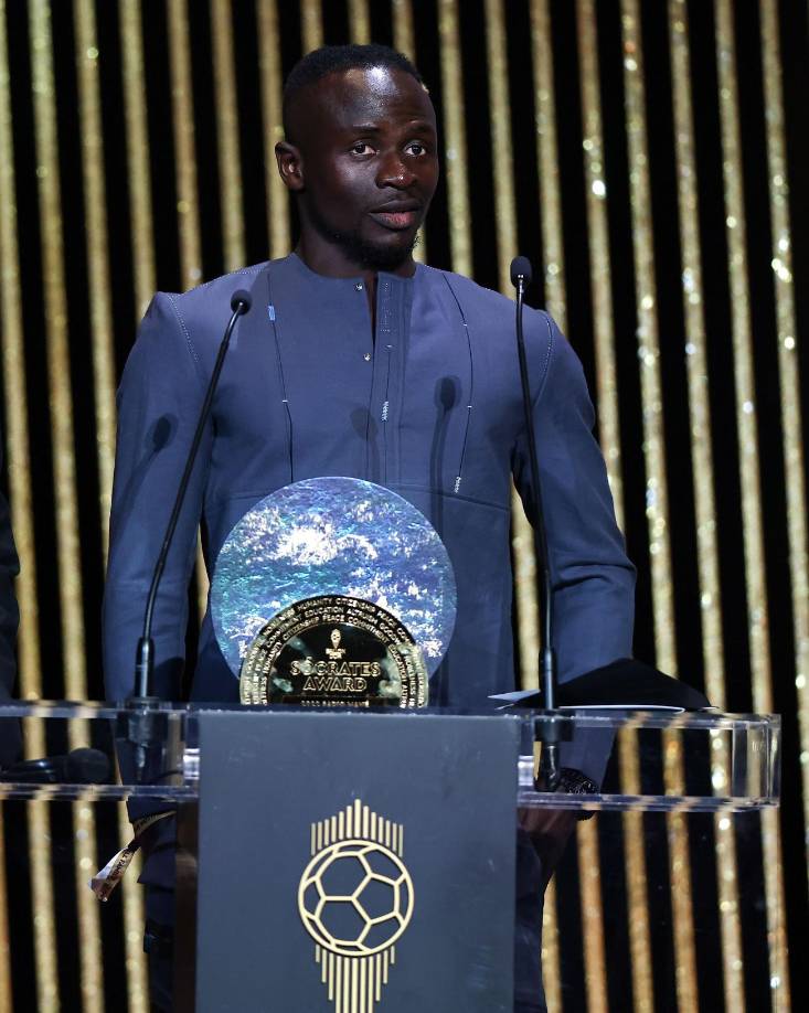 El senegalés Sadio Mané recibió el primer ‘Premio Sócrates’ que destaca a los futbolistas comprometidos con causas sociales y caritativas, dentro de la gala del Balón de Oro.