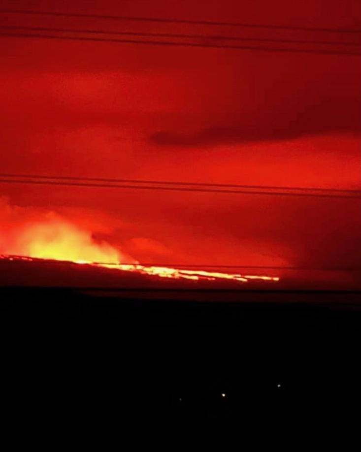 El volcán de Mauna Loa se encuentra a pocos kilómetros del de Kilauea, que en 2018 sufrió una erupción que destruyó más de 700 hogares, obligando a varios residentes a desplazarse.