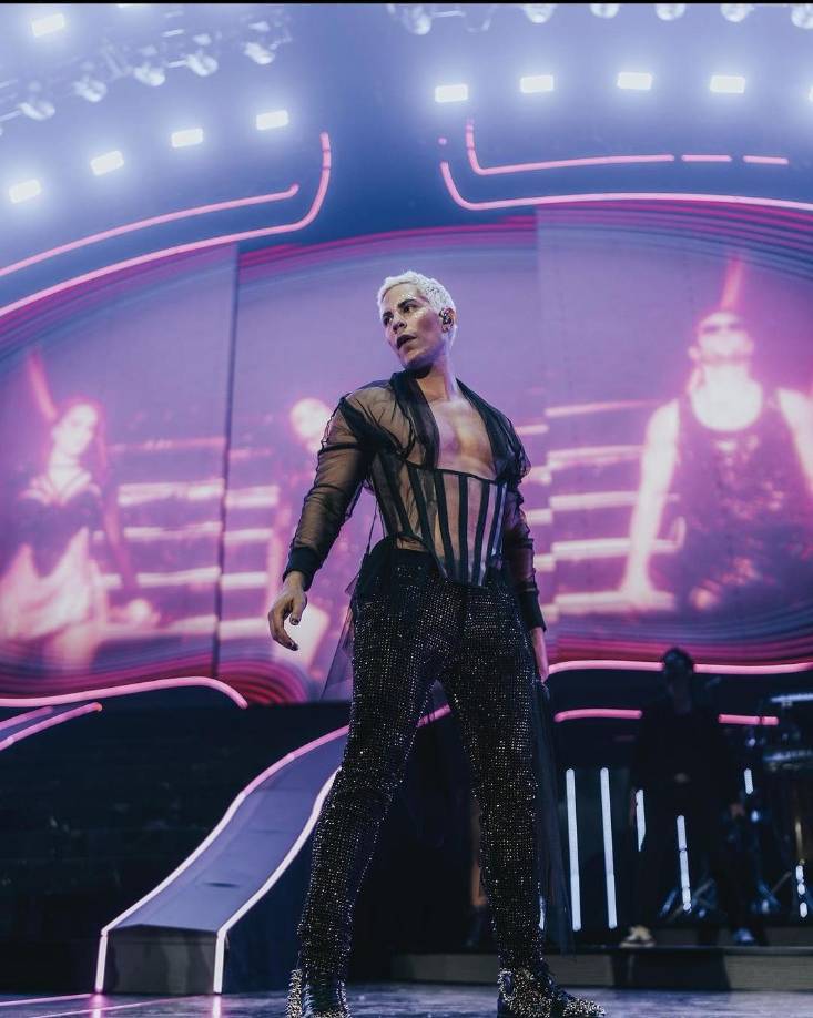 Por su parte el cantante se disculpo ya que algunas personas se sintieron ofendidas, pero defendiendo su posición que no intenta ser algo que no es.