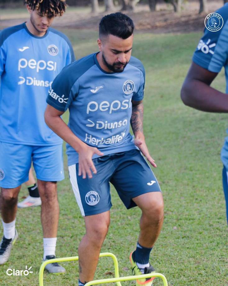 Héctor Martínez (al fondo) se incorporó a los entrenamientos de Motagua con la intención de convencer a Diego Vazquez. El hondureño ha sido parte de clubes españoles como Leganés y el Fuenlabrada en sus divisiones menores.