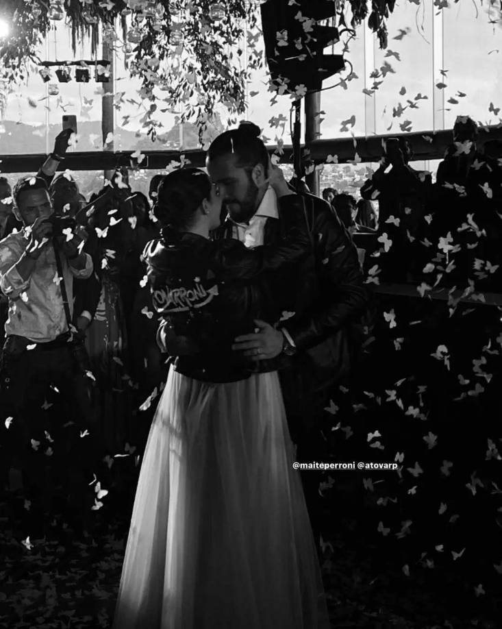 Los recién casados bailaron “Mon Amour” al ritmo de Aitana y Zzoilo mostrando toda su felicidad y contando con el apoyo de sus amigos y familia.