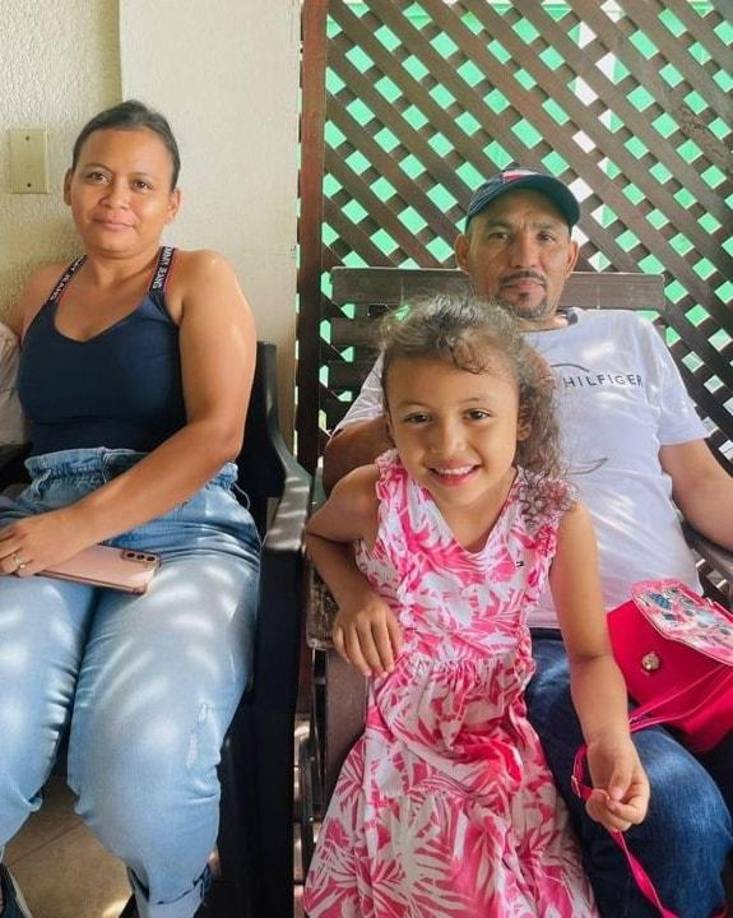 Las últimas muertes en accidentes de tránsito se reportaron la noche del sábado al chocar el carro en el que se conducía una pareja y su pequeña hija contra una rastra que se encontraba estacionada a la orilla de la carretera CA-13, a la altura de aldea El Achiote, en Sabá, Colón. Las víctimas son Osly Colindres, Angélica Andrade y la niña Elizabeth Colindres. La familia residía en Trujillo. 