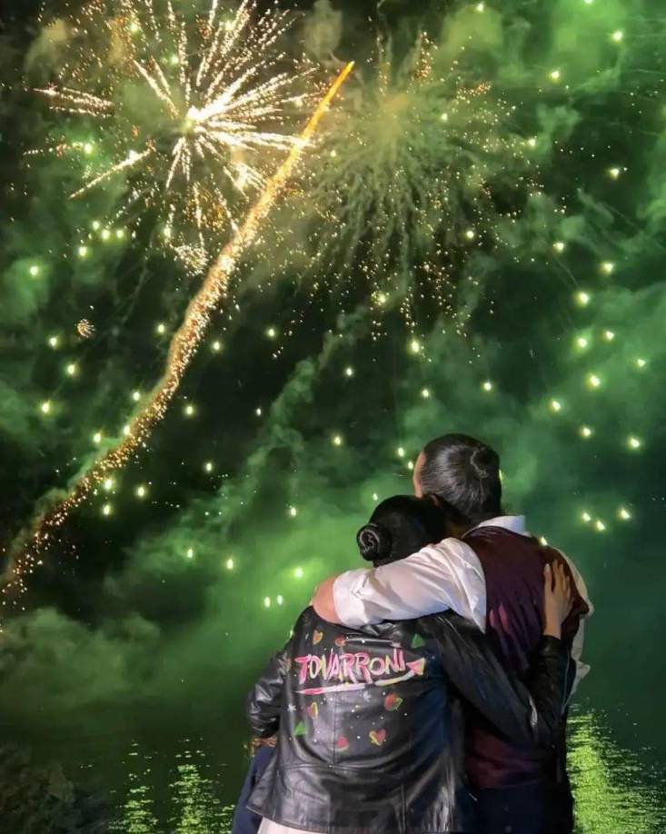 La pareja terminó la noche del enlace con fuegos artificiales.