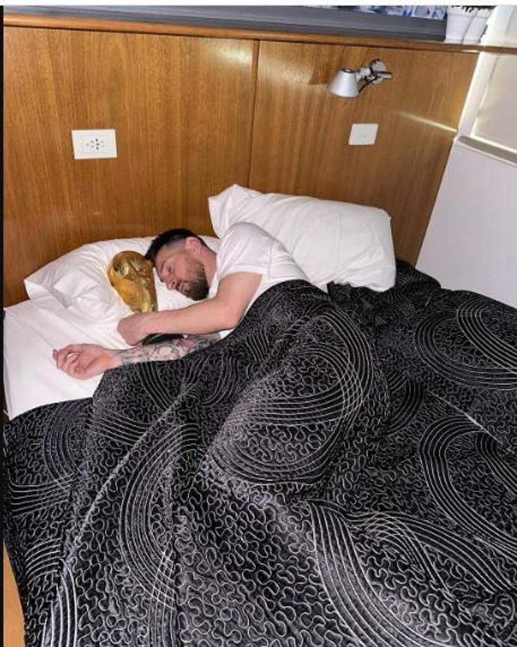 Como un niño que acaba de recibir un regalo nuevo. Así fue fotografiado Lionel Messi.