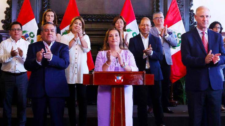 “Debo reconocer que fue una equivocación haber aceptado en calidad de préstamo estos relojes de mi amigo Wilfredo Oscorima”, agregó antes de indicar que los lució “en el ánimo de representar bien al país” y que ya los devolvió a su propietario.