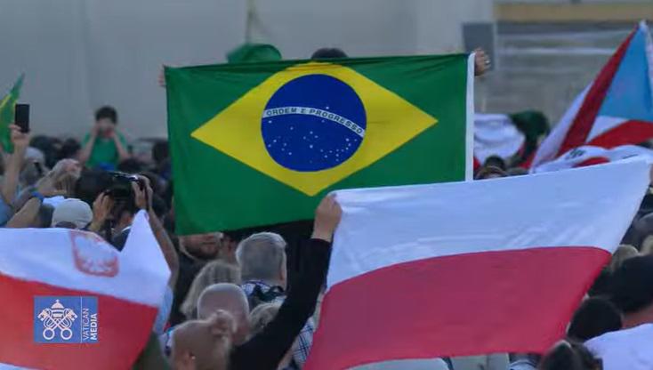 Alegría en la plaza de San Pedro: miles celebran que hay nuevo papa