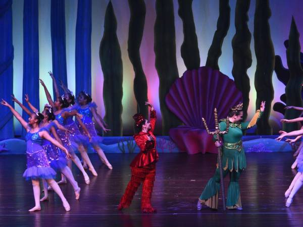 El evento estuvo marcado por el sello artístico de cada alumna de la academia, quienes ejecutaron cada movimiento con soltura.