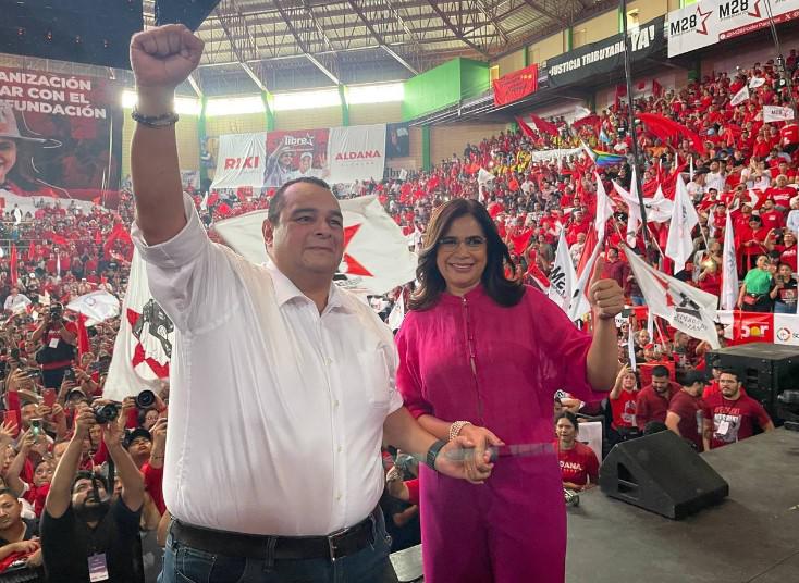 Aldana anuncia con baile que se reelige