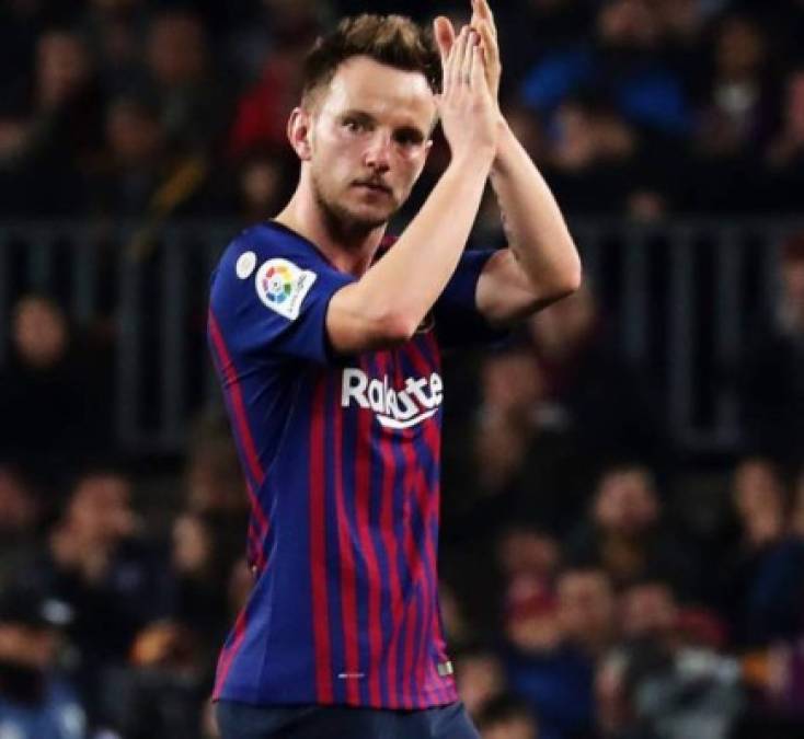 Según publica The Sun, el Manchester United quiere a como de lugar al croata Ivan Rakitic, que con la llegada al Barcelona de Frenkie de Jong tendrá menos protagonismo en el conjunto catalán. El Inter también está interesado en el croata.