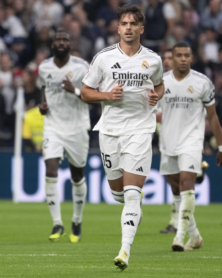 En su lugar ingresó Raúl Asencio, el canterano madridista que jugó sus primeros minutos con el primer equipo.